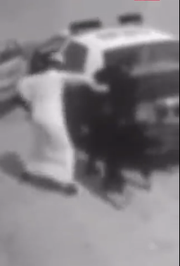بالفيديو ..  شاب سعودي يعتدي على ذويه ورجل أمن 