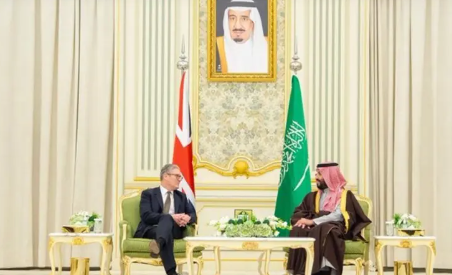 ولي العهد السعودي ورئيس الوزراء البريطاني يبحثان تعزيز التعاون الثنائي