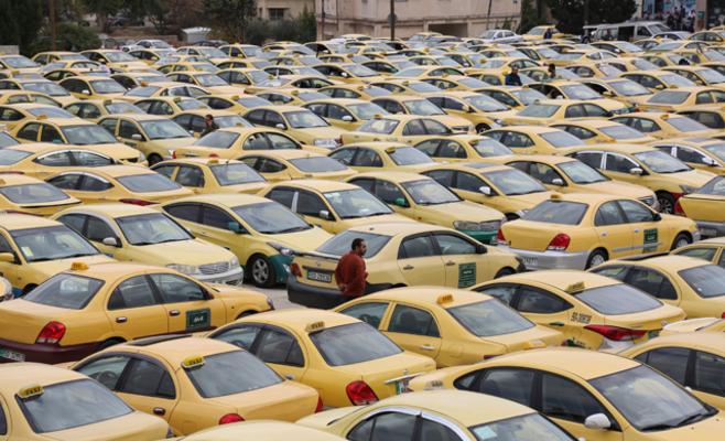 سائقو ‘‘التاكسي الأصفر‘‘ يواصلون الاعتصام ضد ‘‘النقل الذكي‘‘