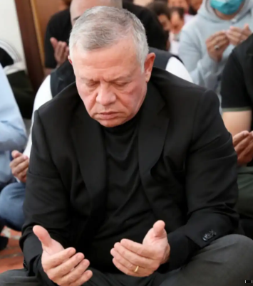 الملك وولي العهد يشاركان المصلين أداء صلاة عيد الأضحى في العقبة 