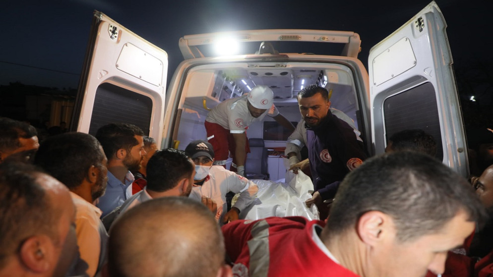 مصادر طبية: جثامين مسعفي "الهلال الأحمر" كانت مقيدة ودفنت بحفرة عميقة