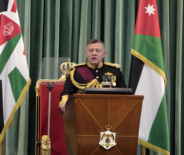العرموطي: رئيس التشريفات الملكية منع النائبات اللواتي لايرغبن بمصافحة الملك بـ"اليد" من المرور من امامه