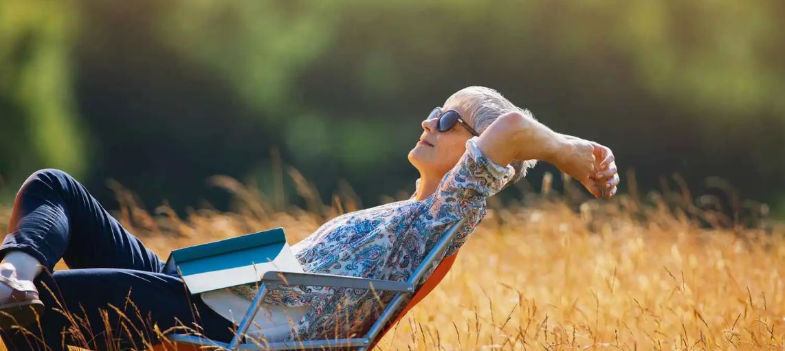بعيداً عن الخمول والمزاج ..  ماذا تفعل قلة التعرض للشمس بعظامك؟  