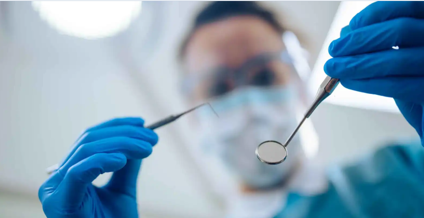 امرأة تنتحل صفة طبيبة أسنان وتترك مريضها "نازفاً"