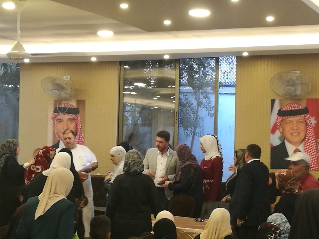 المسلماني يوزع بنفسه المساعدات العينية والمادية على الفقراء والمحتاجين في شرق عمان