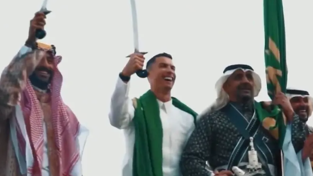 شاهد ..  رونالدو يرتدي الثوب السعودي ويحتفل بيوم التأسيس