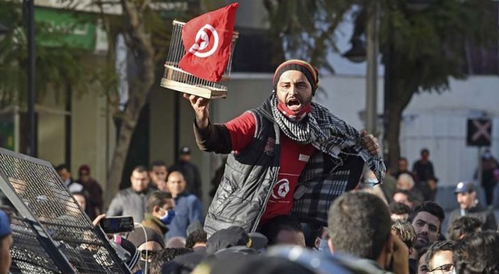 احتجاجات في تونس وسط خلاف سياسي محتدم