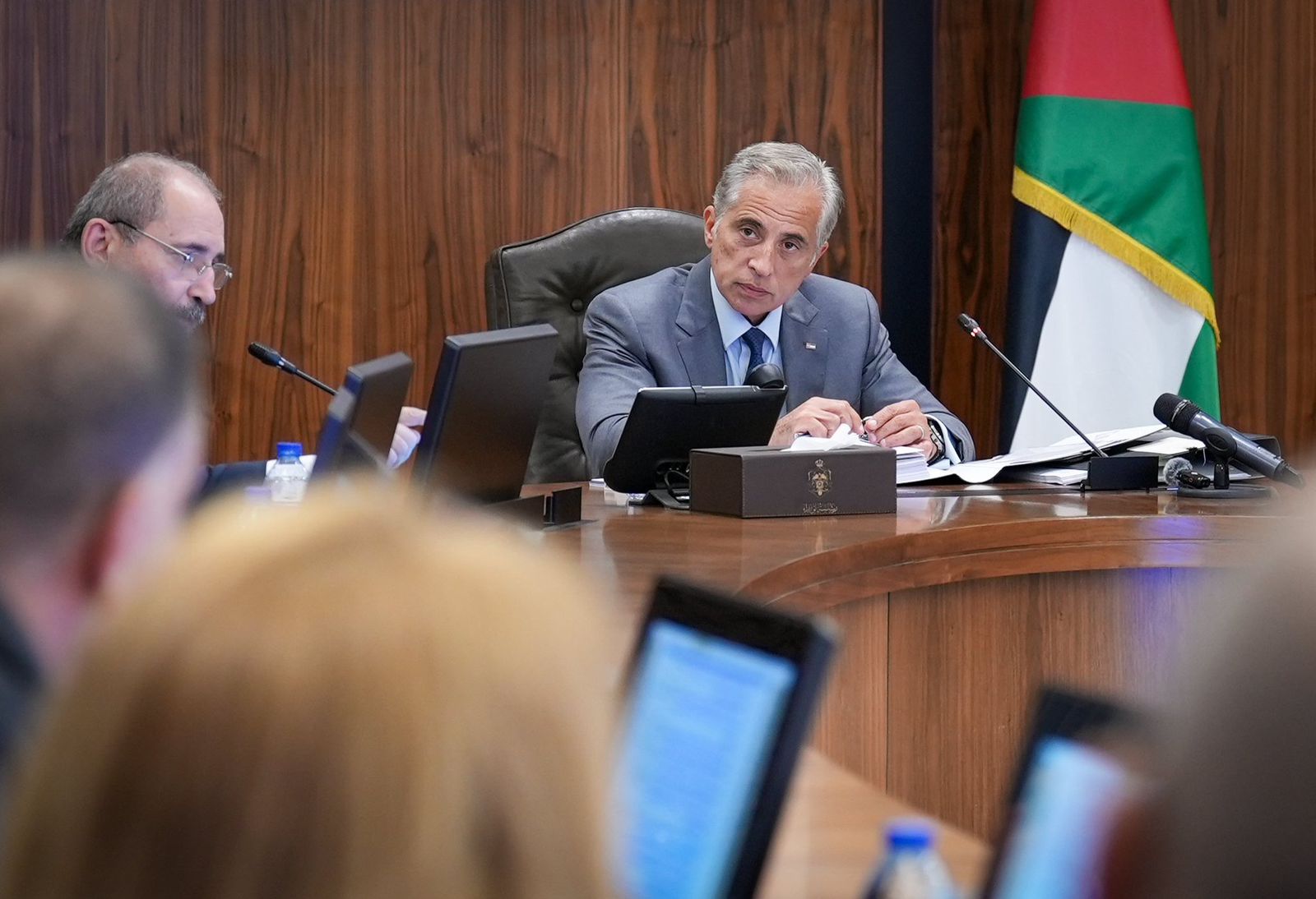 رئيس الوزراء يؤكّد جاهزية الحكومة لمواجهة آثار الأمطار ويوجّه بتعويض المتضررين  .. تفاصيل 