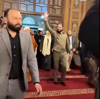 بالفيديو  ..  الشرع يصلي الفجر في مسجد بني أميّة مرتديا بدلة النصر