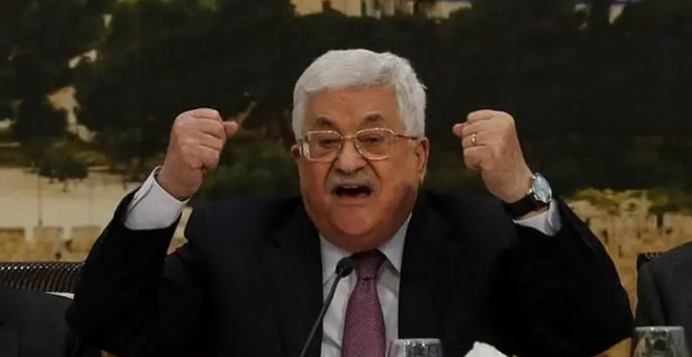 "تقديراً لمسيرته الوطنية" ..  منح الرئيس محمود عباس الدكتوراه الفخرية في العلوم الإنسانية