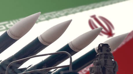 إعلامي مصري شهير يحذر العرب من "شر قد اقترب" وما سيحدث إذا سقطت إيران