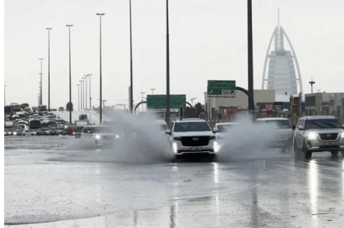 الإمارات تشهد أكبر كميات أمطار خلال الأعوام الـ 75‬‎ الماضية