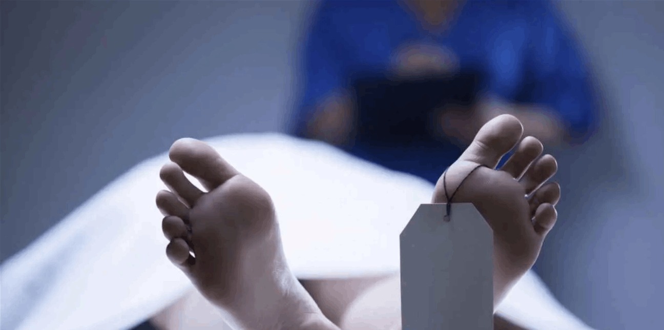 بريطانية تحتفظ بجثة ابنتها 14 شهرًا ..  تفاصيل صادمة