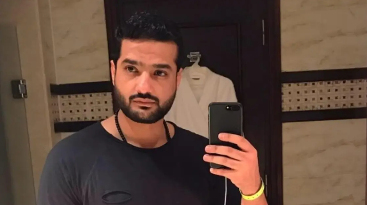 "مش عارف أعيش بعد أمي" ..  وفاة الفنان أحمد قنديل عن 36 عاما