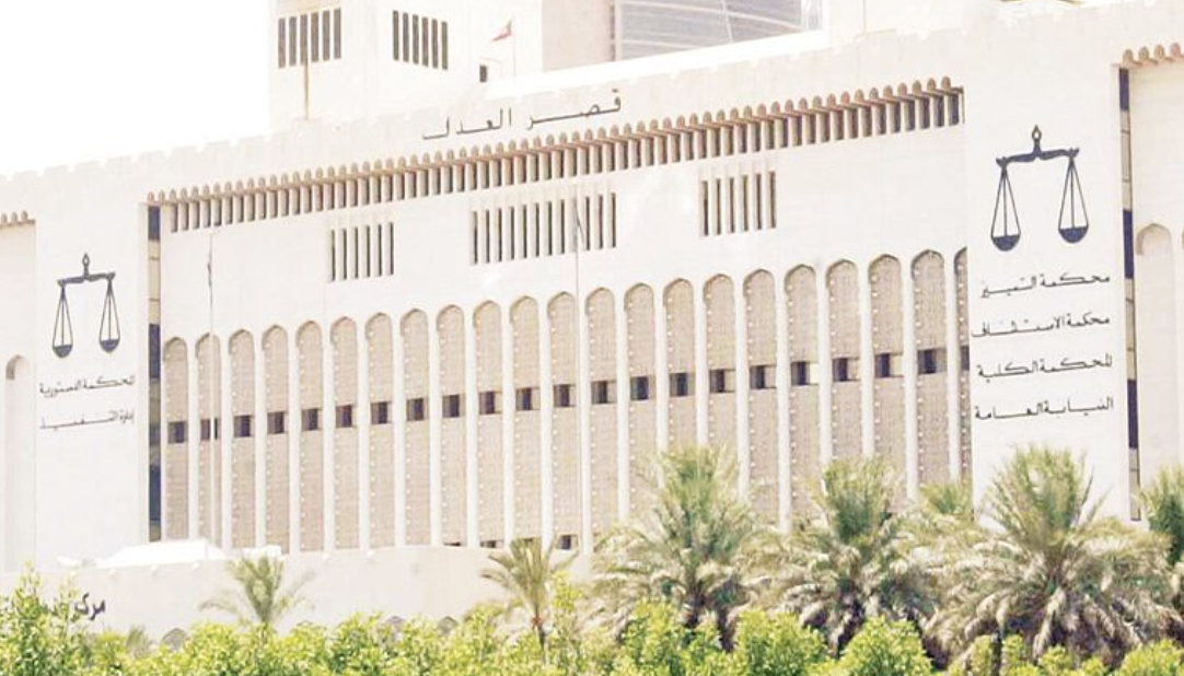 الكويت  ..  السجن سنتين لواضعي كاميرا في حمام نساء