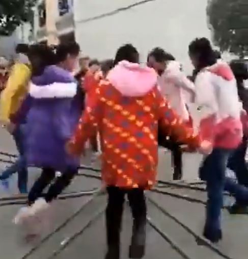 شاهد بالفيديو  ..  واحدة من أكثر الألعاب صعوبة ..  تحتاج إلى تركيز كبير