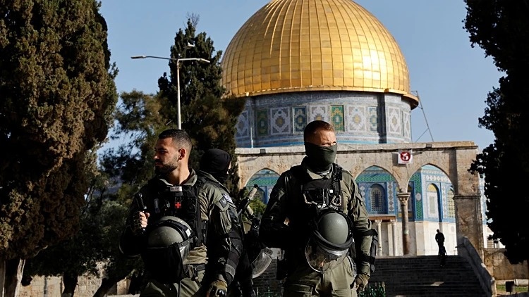 قوات الاحتلال تمنع عشرات المصلين من دخول المسجد الأقصى