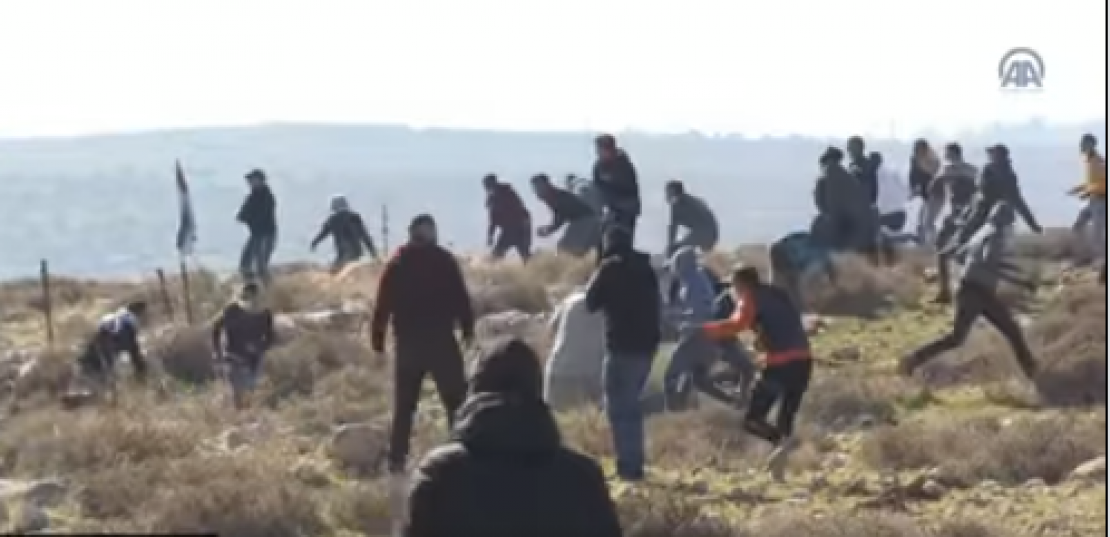 بالفيديو  ..  جنود الاحتلال يهربون من حجارة الشبان خلال المواجهات في قرية دير جرير