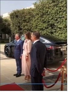  بالفيديو ..  الملك يحتضن الأمير علي والملكة رانيا : باي سيدنا 