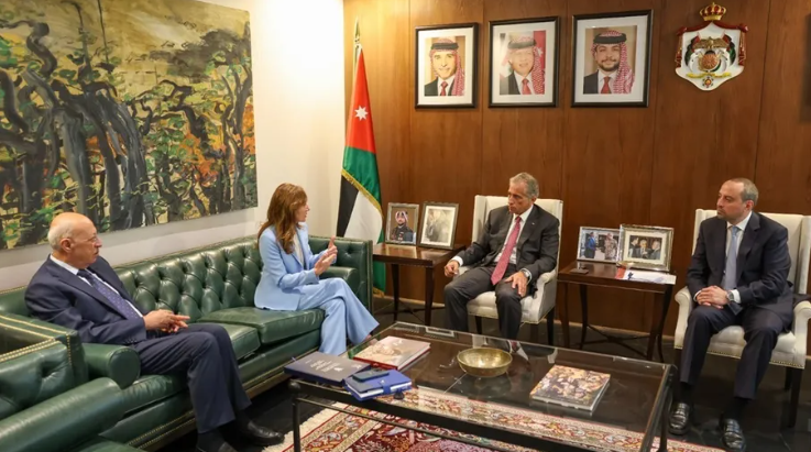 رئيس الوزراء يتسلم التقرير السنوي الحادي والعشرين لحالة حقوق الإنسان