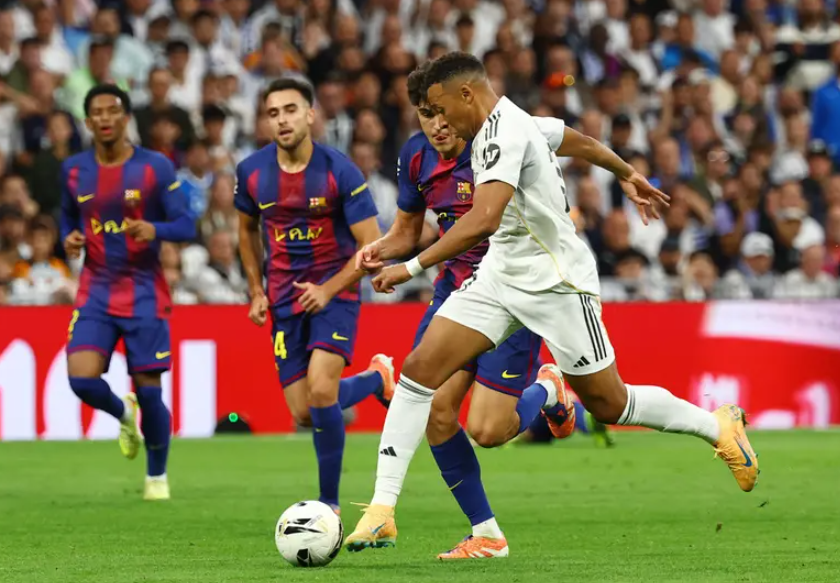صحفي إسباني: مبابي يكره ريال مدريد أكثر من رئيس برشلونة