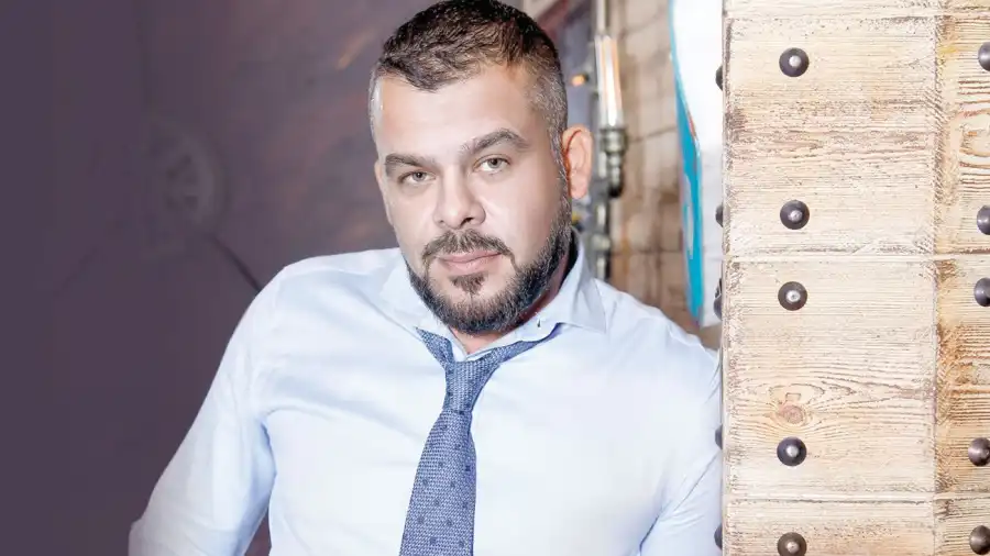 الفنان الأردني منذر رياحنة يوضح سبب دخوله المستشفى: "الإصابة جاءت أثناء التصوير"