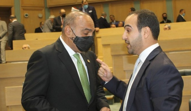 هل خالف النائب "العدوان" النظام الداخلي و الدستور بمنعه للخصاونة من "الجلوس" و إلى أين وصلت "الوساطة" لحل الأزمة؟  ..  فيديو