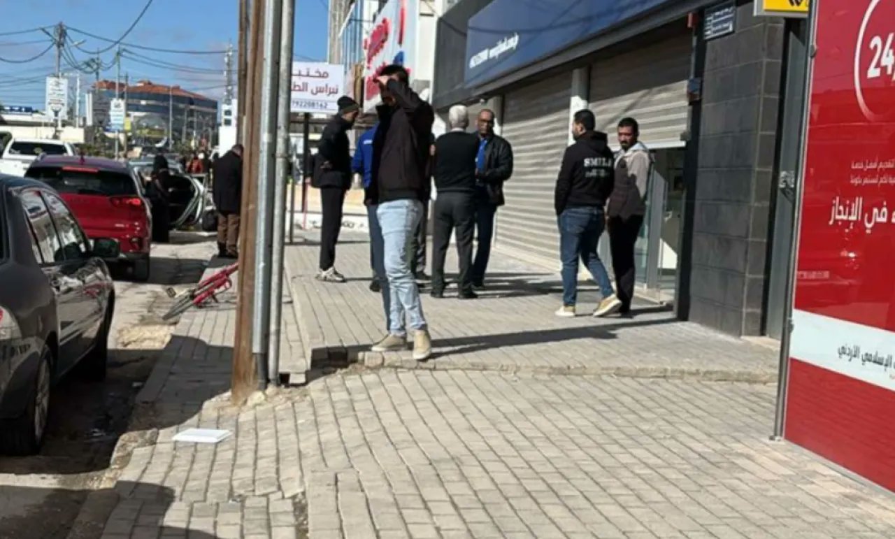 القبض على الشخصين المتورطين بسرقة  فرع أحد البنوك في المفرق تحت التهديد 