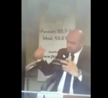 بالفيديو ..  الوزير عربيات "يفقد اعصابه" اثناء مكالمة صباحية و يطلب قطع الاتصال