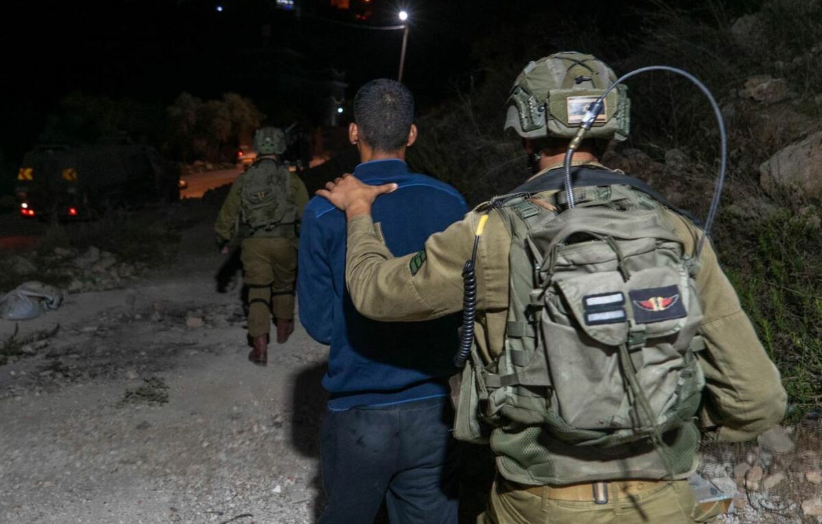 الاحتلال يعتقل 40 فلسطينيا بالضفة الغربية
