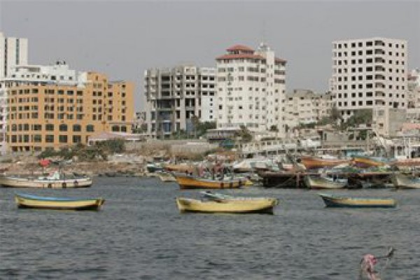 زوارق الاحتلال تصيب 4 صيادين جنوب  قطاع غزة