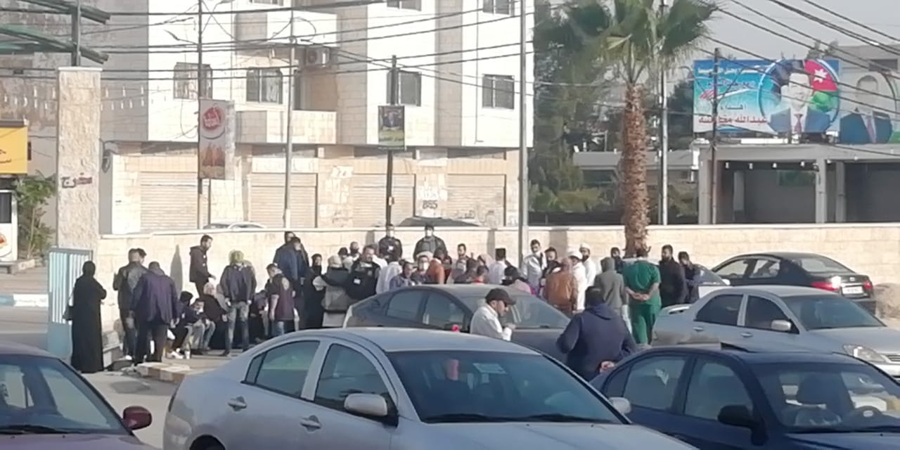 عمال شركة الخدمات في مستشفى الرمثا يضربون عن العمل احتجاجاً على عدم صرف الرواتب