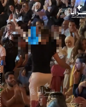 بالفيديو ..  شاب يثير جدلا "برقصه الشرقي" خلال حفل حسين الجسمي بالمدرج الروماني