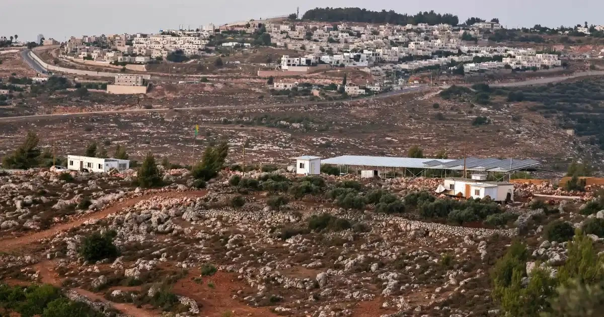 مستوطنون يقيمون بؤرتين استيطانيتين بنابلس والاحتلال يعتقل 41 فلسطينيا بالضفة