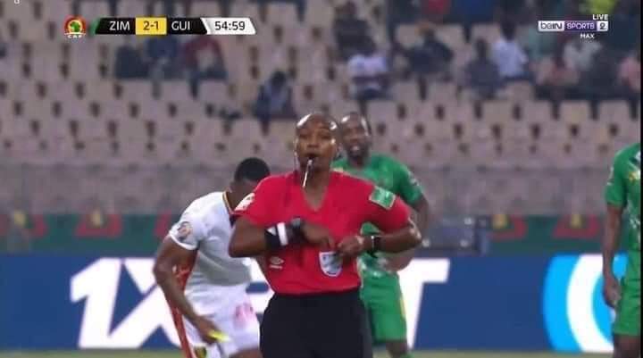 كأس الأمم الإفريقية  ..  موقف محرج لـ"الحكمة الراوندية" خلال مباراة زيمبابوي وغينيا 