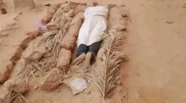 لعامين ..  شاب جزائري ينام بجانب قبر أمه حزناً على وفاتها
