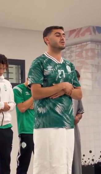 لاعب منتخب النشامى محمد أبو زريق "شرارة" يؤم لاعبي الرجاء المغربي  ..  فيديو