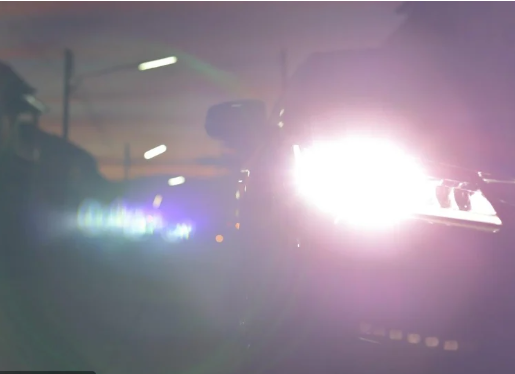 إبهار الضوء أثناء القيادة: المخاطر والنصائح للتعامل معه