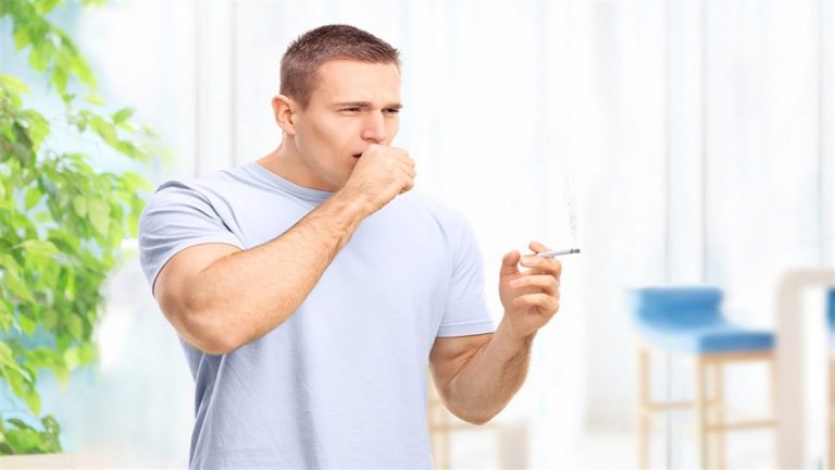العارض الأساسي لكورونا ..  ما الذي يسبب ”السعال“ وما هي سبل الوقاية والعلاج؟