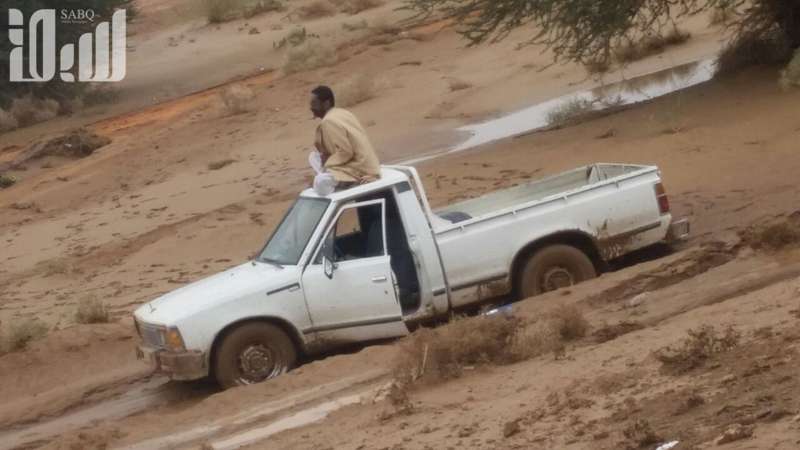 بالصور ..  السيول تجرف البيوت والطرق وتداهم المقابر في شقراء السعودية