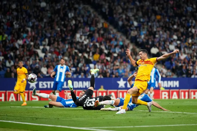برشلونة يهزم إسبانيول ويحرز لقب الدوري الإسباني للمرة 28 بثنائية يامال ولوبيز
