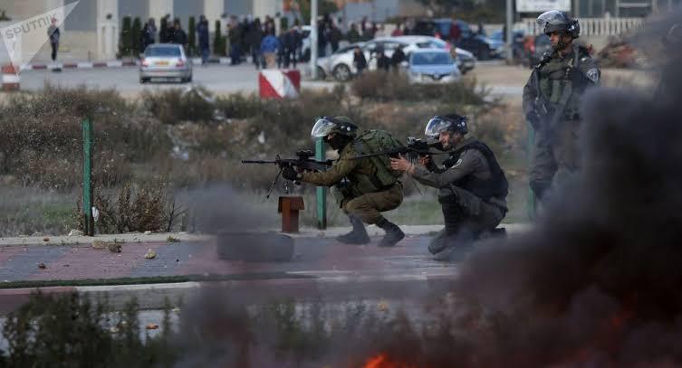شاهد ..  اشتباكات بين فلسطينيين ومستوطنين عقب تشييع جثمان شهيد "المغير" بشرق رام الله