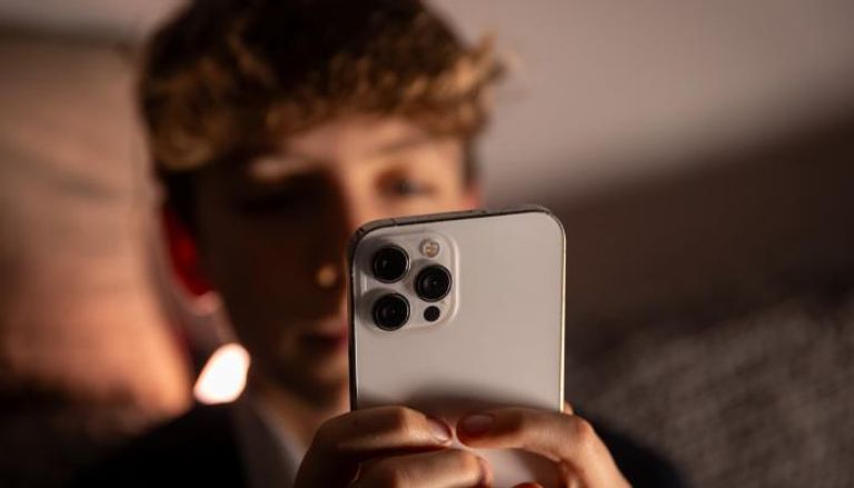 الموجة تتسع ..  من الدولة التالية في حظر وسائل التواصل على المراهقين؟