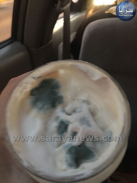 بالصور ..  اجبان متعفنة تباع للمواطنين بمول شهير في عمان 