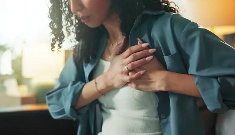 أكثر من الرجال ..  أمراض القلب تكسر حاجز العمر لدى النساء