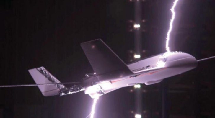 طائرة تصطدم بأسلاك كهربائية أثناء تحليقها