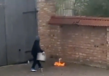 فيديو مضحك  ..  طفل صغير يتدخل وينقذ الموقف 
