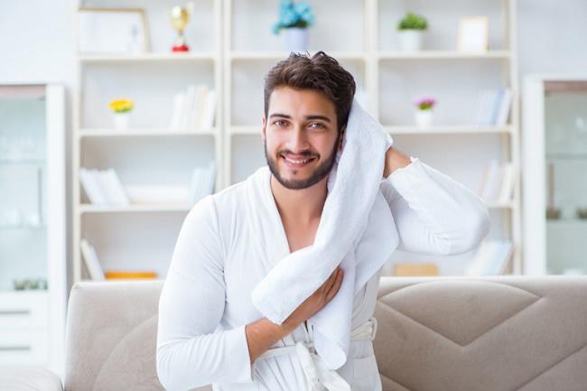 تعرف عليها ..  هذه أسباب الحكة بعد الاستحمام
