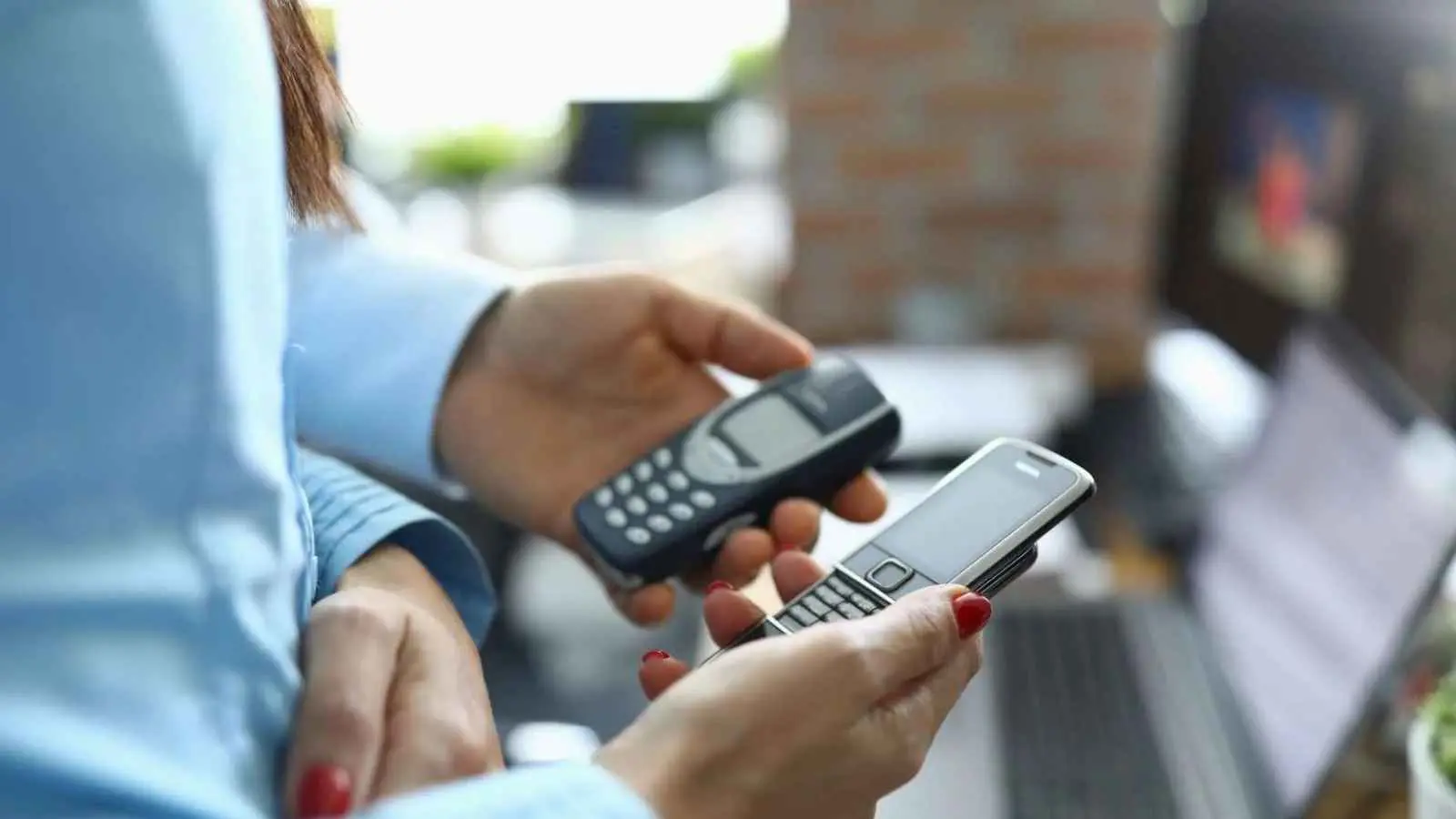 لماذا يستبدل الملايين هواتفهم الذكية بتلك التقليدية القديمة؟