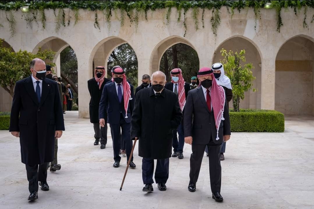بالفيديو ..  مصدر يوضّح حول لباس الملك ووشاح ولي العهد